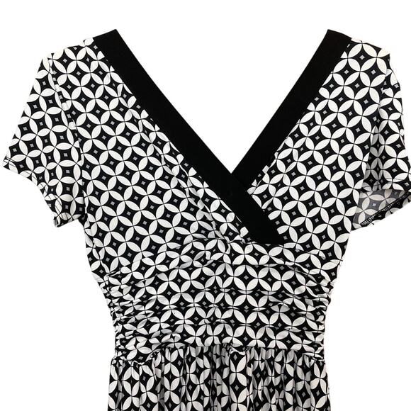 Women's Dress Barn Geometric Black & White V-Neck Midi Dress - Size Small - Picture 2 of 8